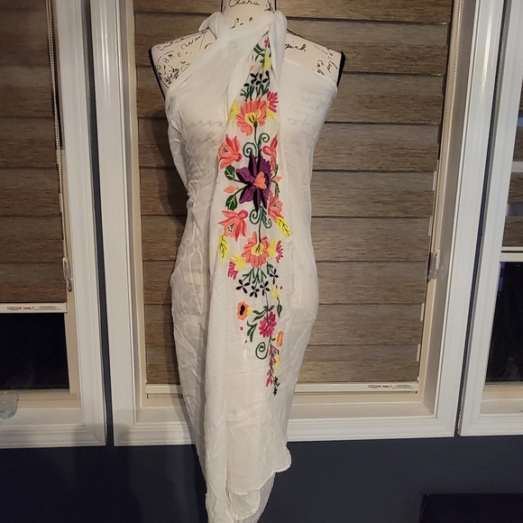 Embroidered Saronda Beach Cover-up - Picture 3 of 9